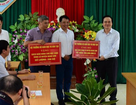 Bộ trưởng Phùng Xuân Nhạ tới thăm, động viên thầy trò vùng lũ Quan Sơn