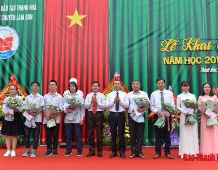 Đồng chí Phó Bí thư Tỉnh ủy Đỗ Minh Tuấn dự lễ khai giảng năm học mới tại Trường THPT Chuyên Lam Sơn